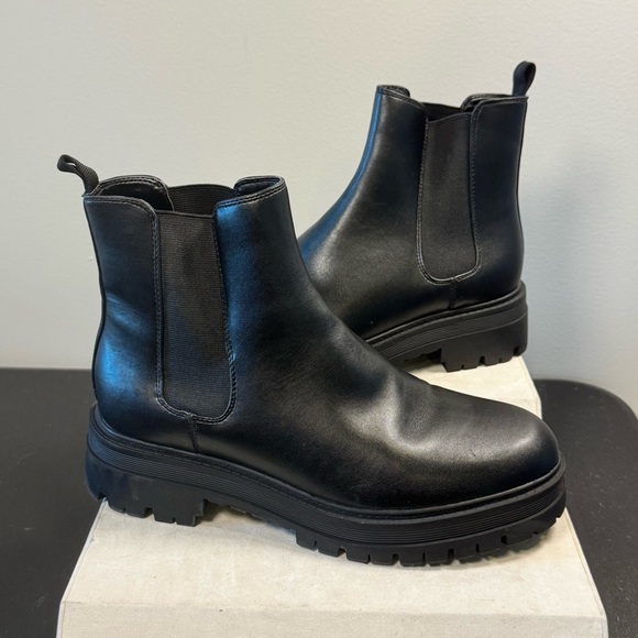 Marc Fisher Lug boots , women's, size 10 , ankle high NWT, black color - Picture 2 of 16